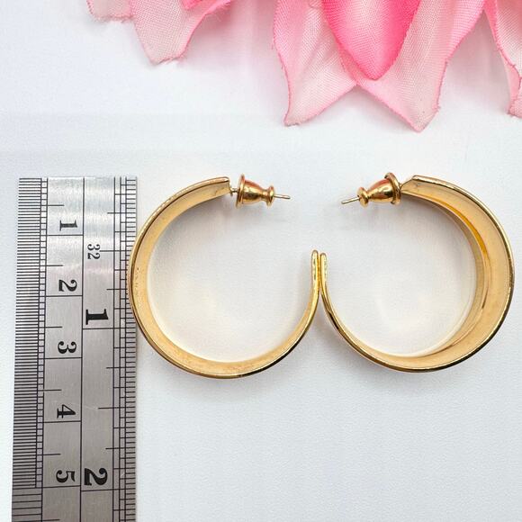 Vintage Monet Graduated Gold Tone Hoop Earrings Signed 1 1/4” Classic Chic - Picture 12 of 15